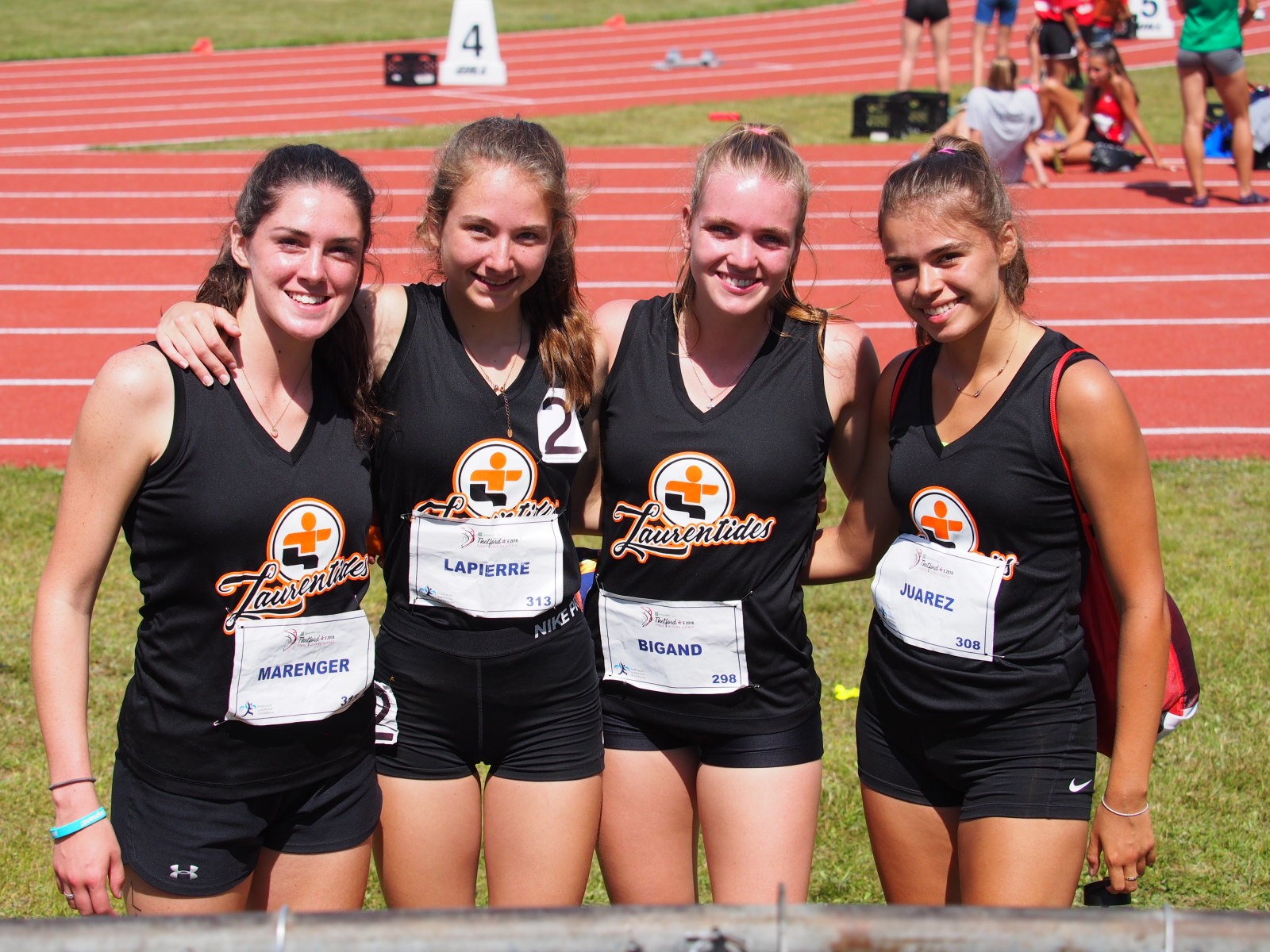 L'équipe de 4x400 mètres féminin des Laurentides. De gauche à droite : Florence Marenger, Sara-Maud Lapierre, Émilie Bigand et Antonia Juarez. (Photo : Louis-Olivier Brassard)
