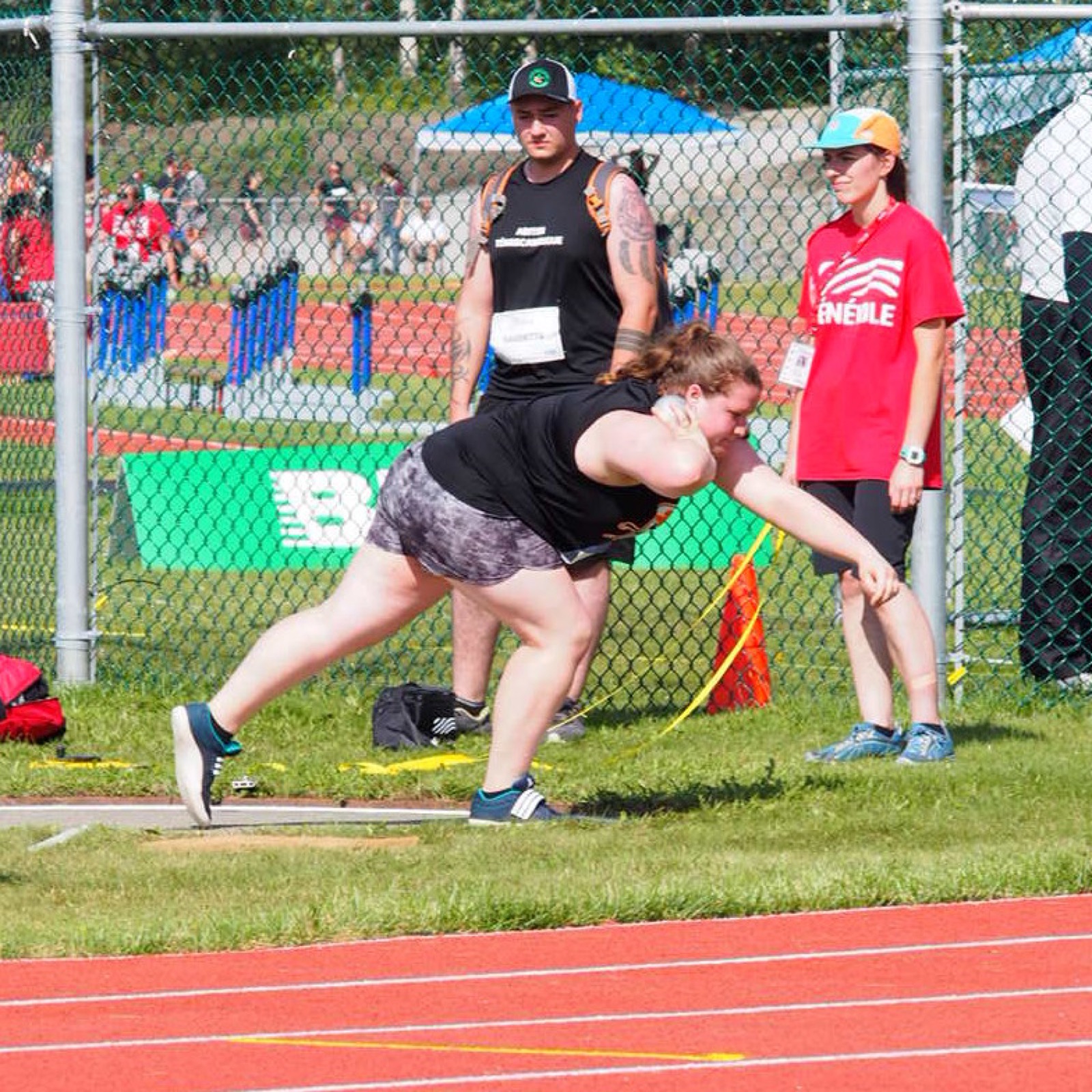 Anne-Marie Gagnon en action lors du lancer du poids féminin. (Photo : Louis-Olivier Brassard