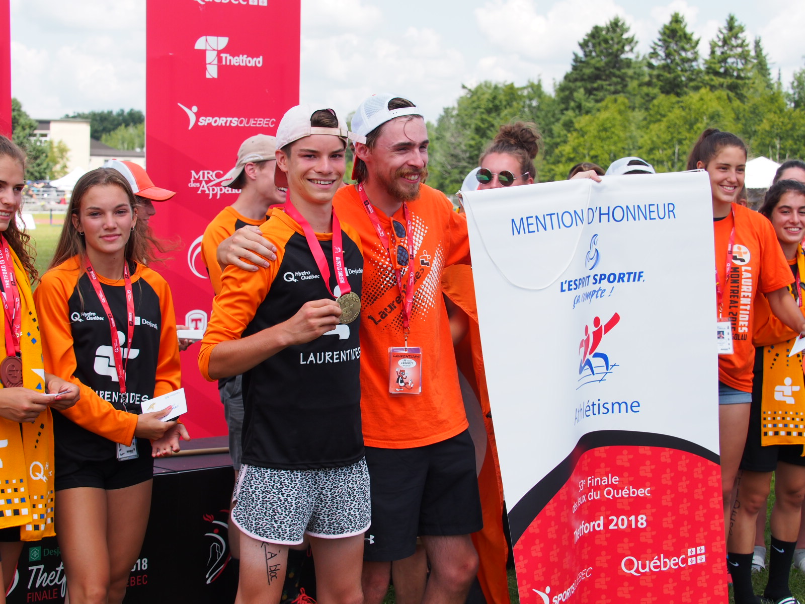 Thomas Laberge pose en compagnie de l'équipe des Laurentides, récipiendaire de la mention d'honneur pour l'esprit sportif. (Photo : Louis-Olivier Brassard)