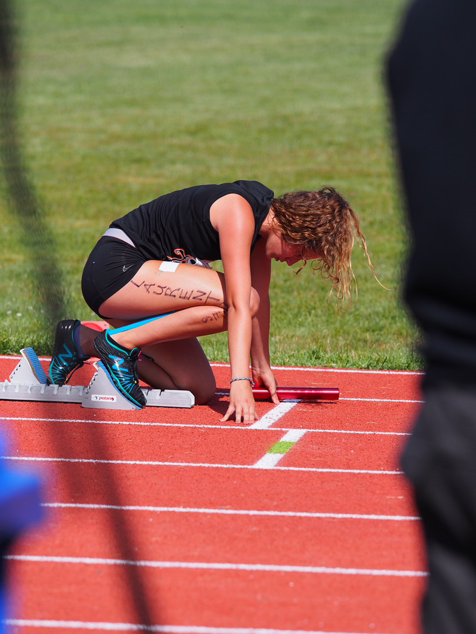 Ève Finnerty, la première coureuse de l'équipe des Laurentides au relais 4x100 mètres (Photo : Louis-Olivier Brassard)