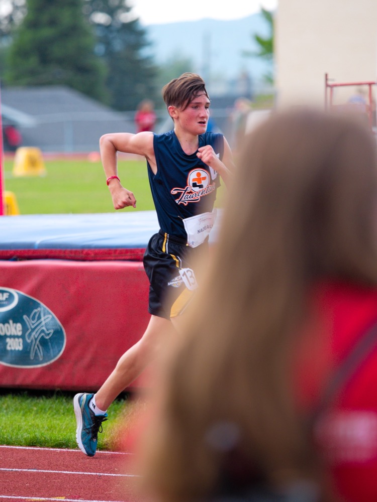 Félix Nadeau lors du 3000 mètres marche. (Photo : Louis-Olivier Brassard)