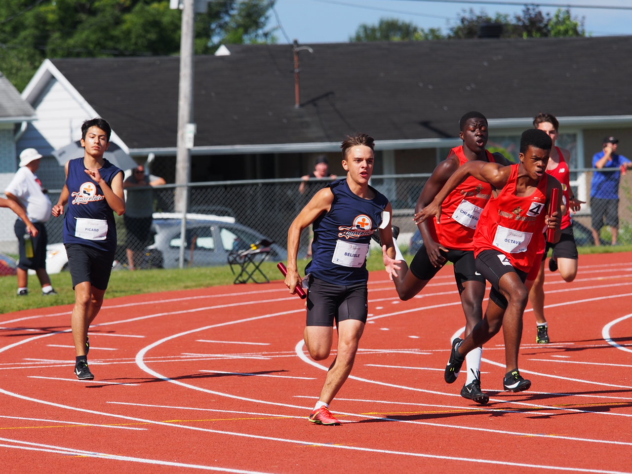 Maxim Bélisle en action lors des rondes de qualification du relais 4x100 mètres. (Photo : Louis-Olivier Brassard)