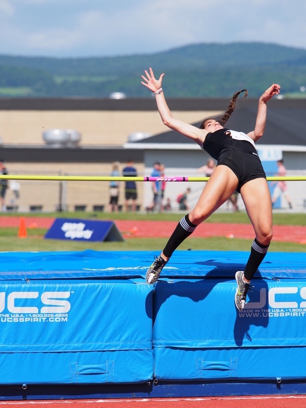 Mélissa Bitar au saut en hauteur, la 2e épreuve de l'heptathlon. (Photo : Louis-Olivier Brassard