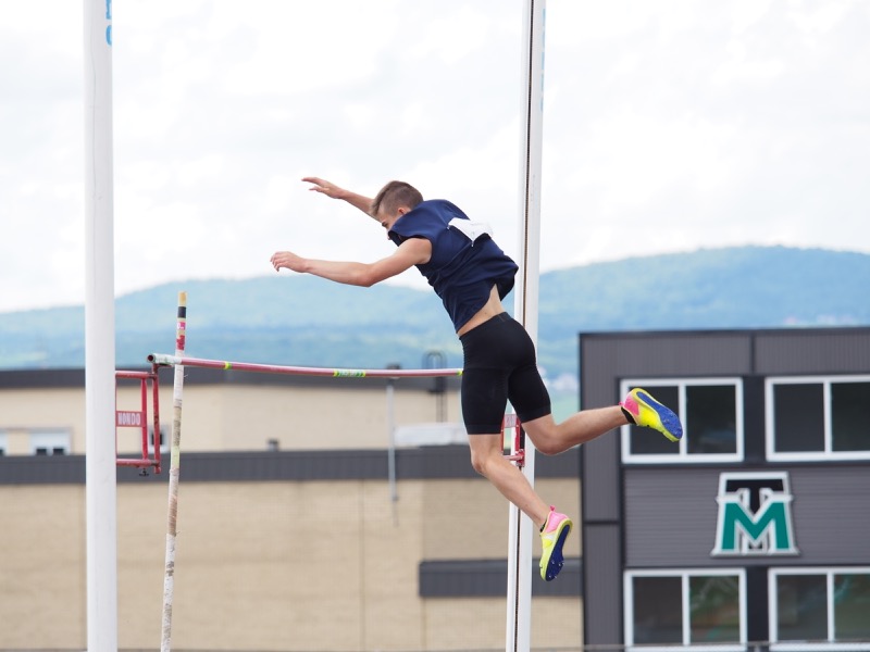 Samuel Musto en action lors du saut à la perche lors des Jeux du Québec, Thetford 2018. (Photo : Louis-Olivier Brassard