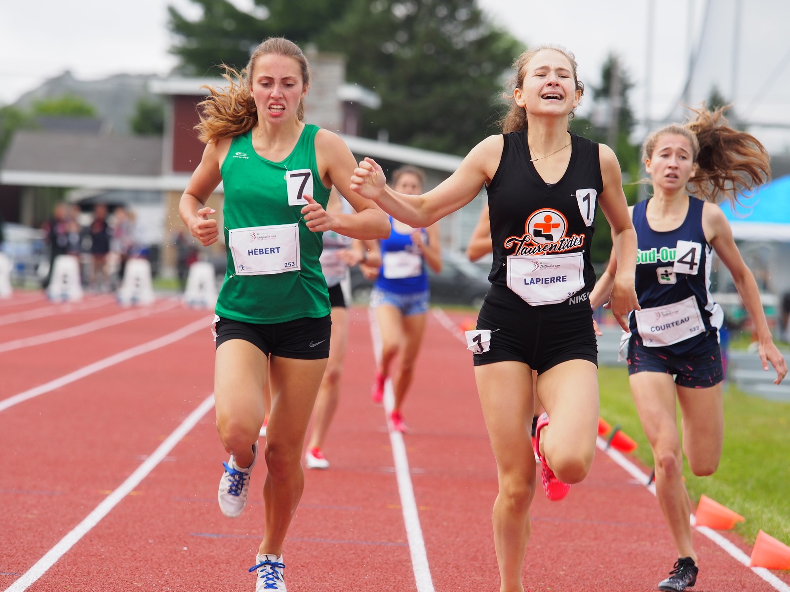 Sara-Maud Lapierre remporte le 800 mètres féminin. (Photo : Louis-Olivier Brassard